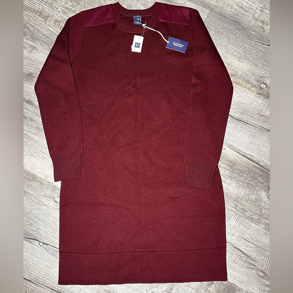 GAP Men’s 100% Merino Wool Sweater - Size M, Burgundy, Shoulder Accents